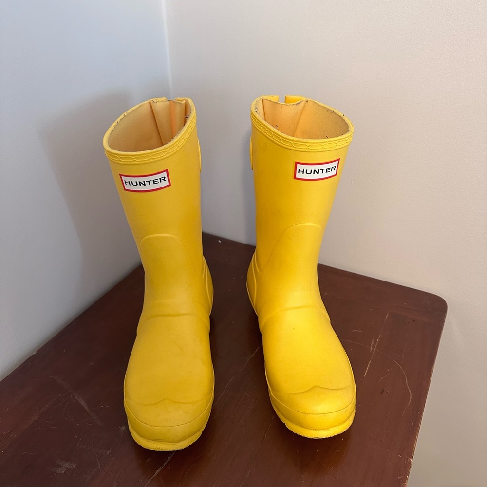 Yellow hunter rain boots women’s size 7 just like curious George!